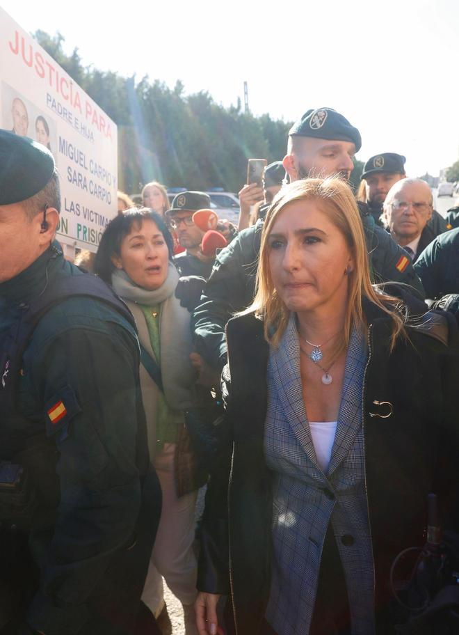 Pradas y José Manuel Cuenca salen de los juzgados de Catarroja escoltados por la Guardia Civil