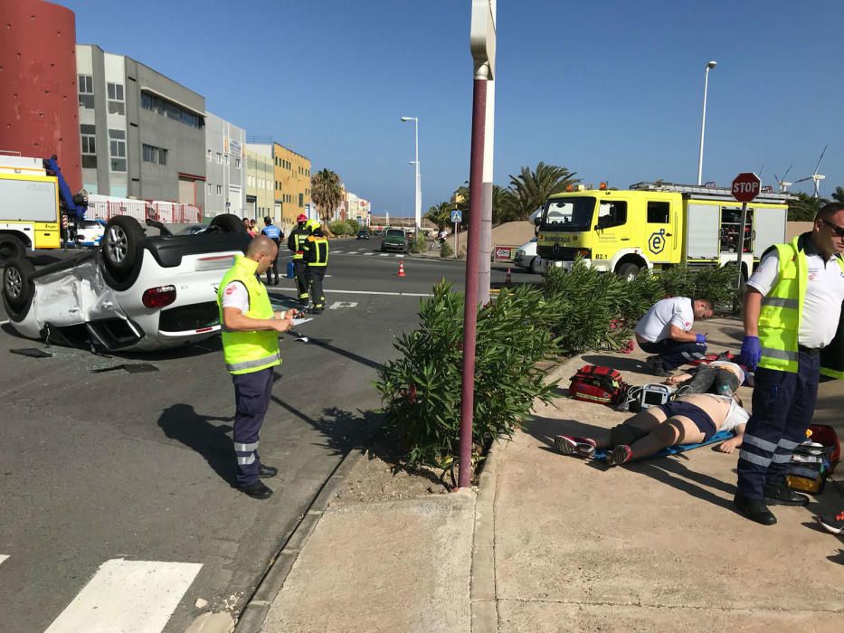 Un coche vuelca tras dar vueltas de campana en Arinaga