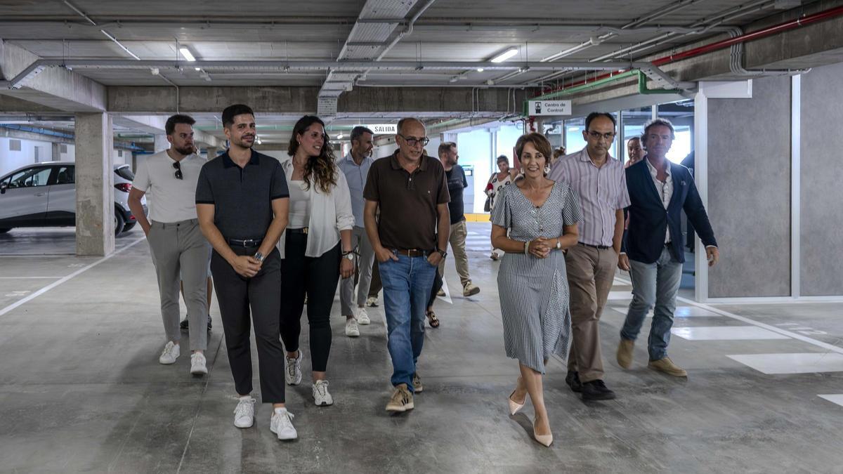 La alcaldesa de Mogán, Onalia Bueno, acompañada por el personal municipal al frente del proyecto y trabajadores del Consistorio.