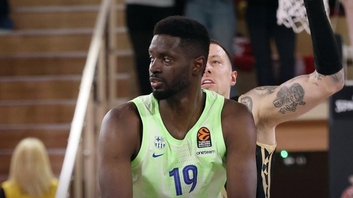 Youssoupha Fall, defended by Daniel Theis