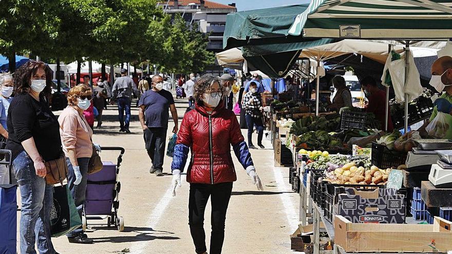 Persones esperant per comprar al mercat de la Massana, ahir.