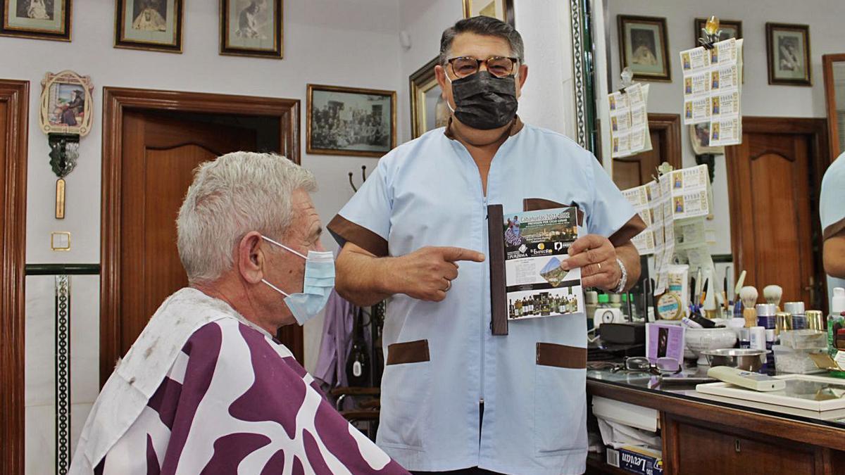 En la peluquería.Rafael Serrano Matilla posa con su libro de las cabañuelas 2021-22.