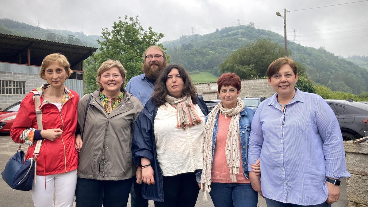 Por la izquierda, Luz Fernández, Carmen Fernández, Diego García, María Jesús Fernández, Carmen Gómez y Milagros Menéndez