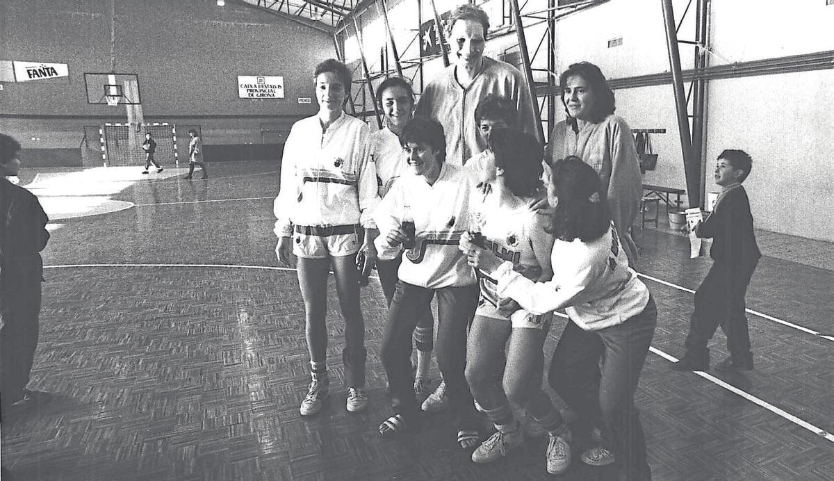 Semenova, jugadora de bàsquet de l'equip Tintoretto, amb les jugadores del Valvi Adepaf.