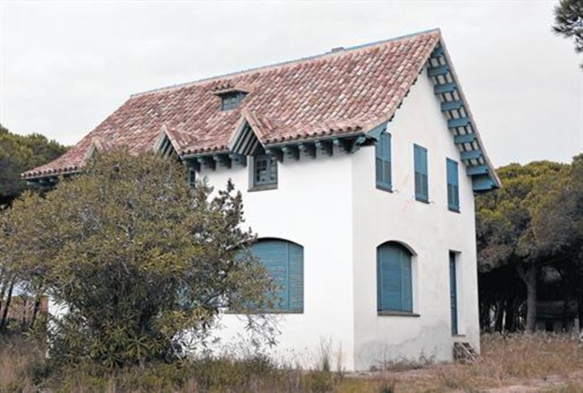 1 La Casa Pilar Moragues de Viladecans, en una data sense determinar, potser els anys 20, amb la torre de guaita encara intacta.2 Pilar Moragues va enviudar jove i rica. A la fotografia porta un dol com a mínim atrevit.3 La mansió, en la seva etapa final ja de meticulosa i fidel restauració, a càrrec de les arquitectes Alícia Dotor i Belén Onecha.4 Estança principal de la planta baixa, amb els característics arcs conopials de Puig i Cadafalch i una generosa il·luminació natural.5 Vida quotidiana a la finca, en una fotografia dels anys 40 o 50.