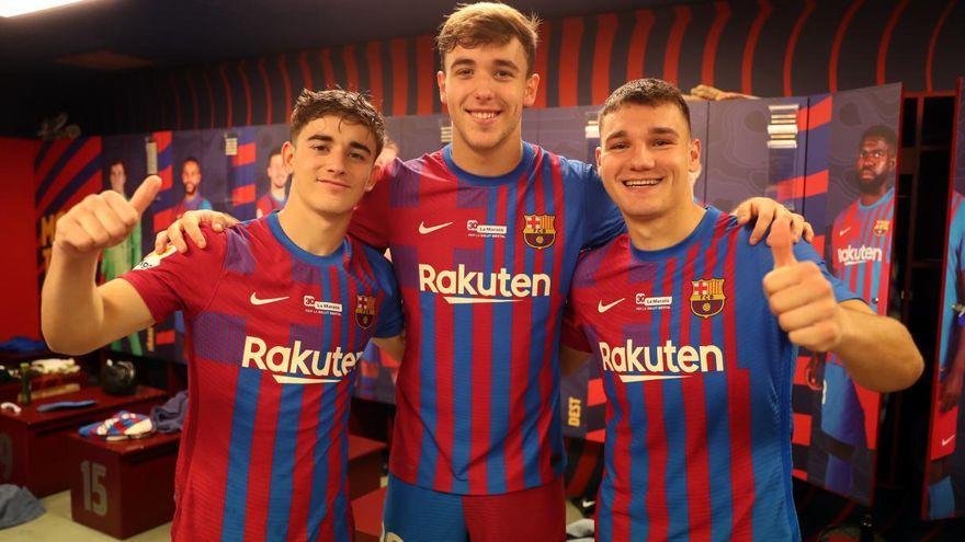 Gavi, Nico y Jutglà, los autores de los tres goles del Barça al Elche, en el vestuario del Camp Nou.