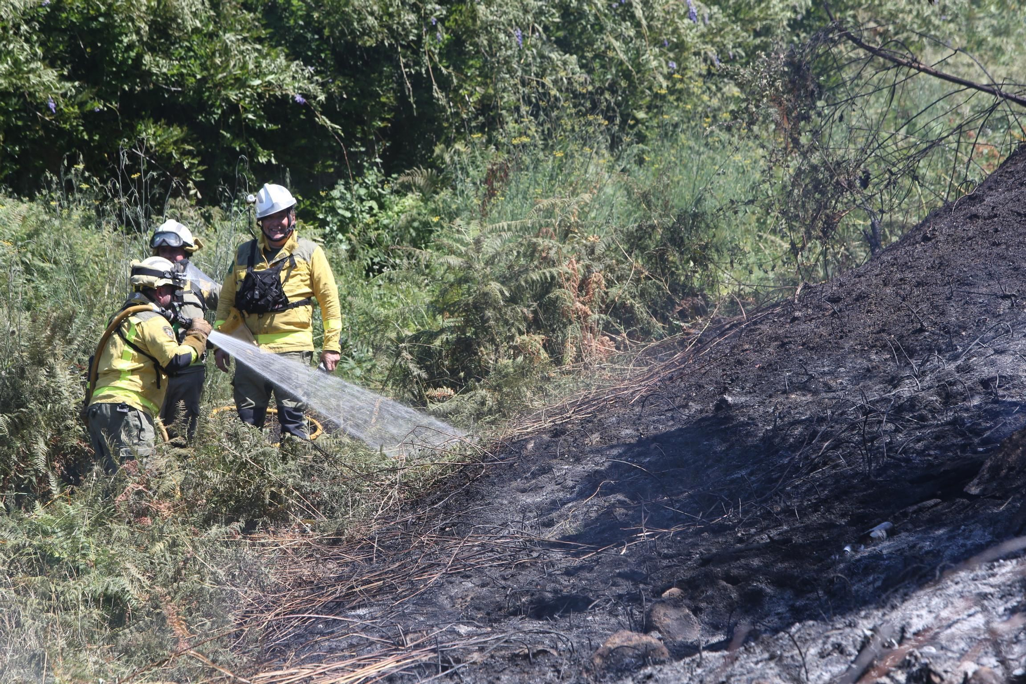 Vecinos se sumaron a las labores de extinción del incendio de A Barraca, en Bueu