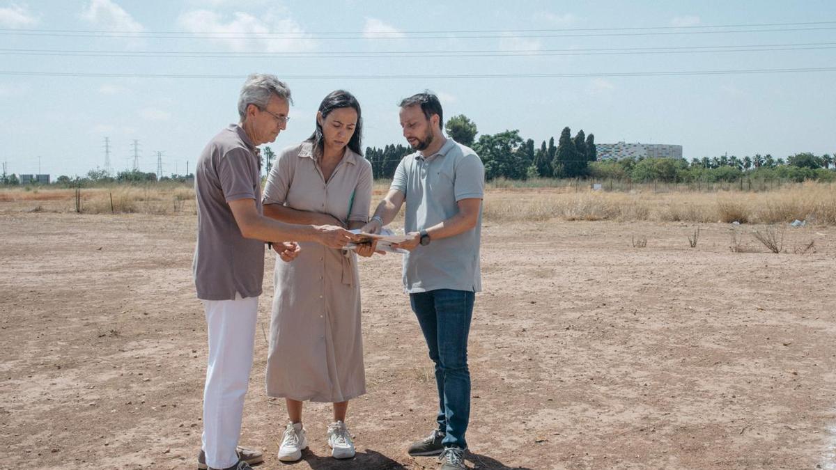 El concejal Sergio Toledo, sobre los terrenos del futuro desarrollo urbanístico.