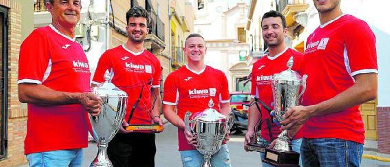 Berbis, Jesús, Alex, Monrabal y Sergi , con los cinco trofeos logrados por el club. | DANIEL TORTAJADA