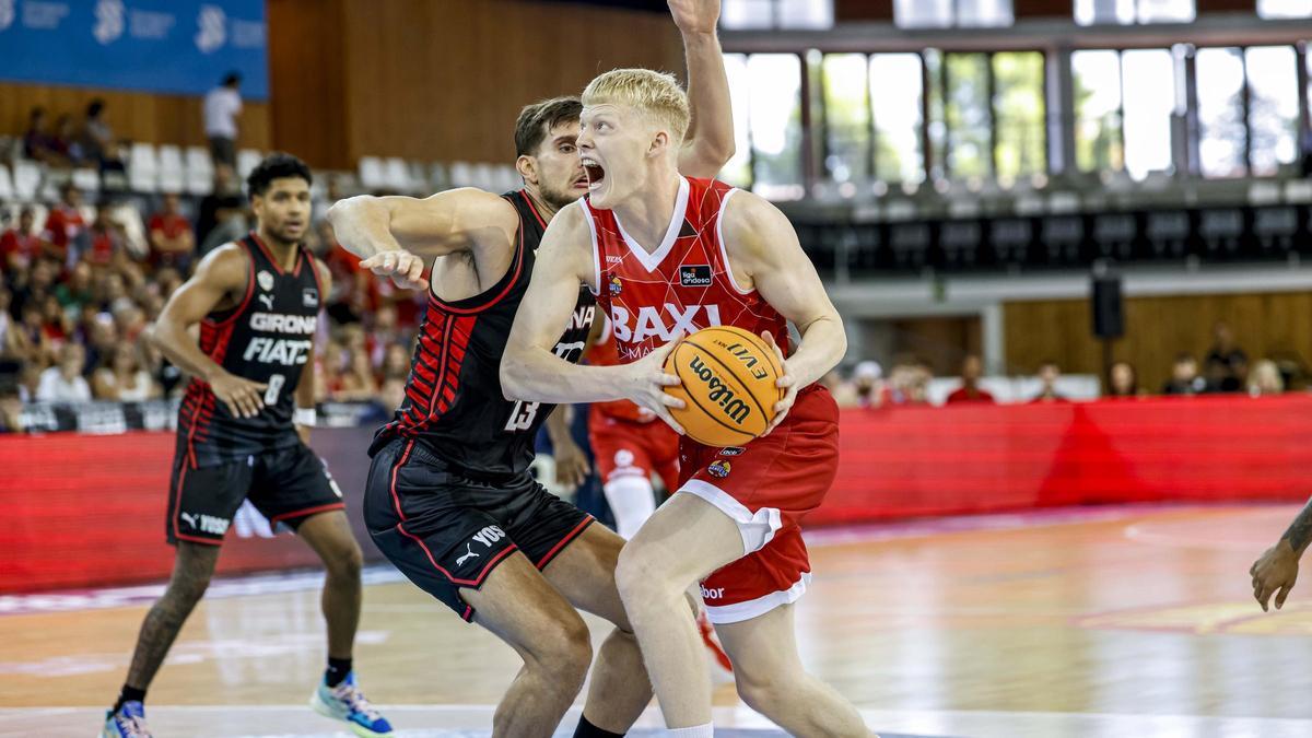 Gustav Knudsen, davant de Sergi Martínez i amb Hughes al fons, en el duel de la Lliga Catalana