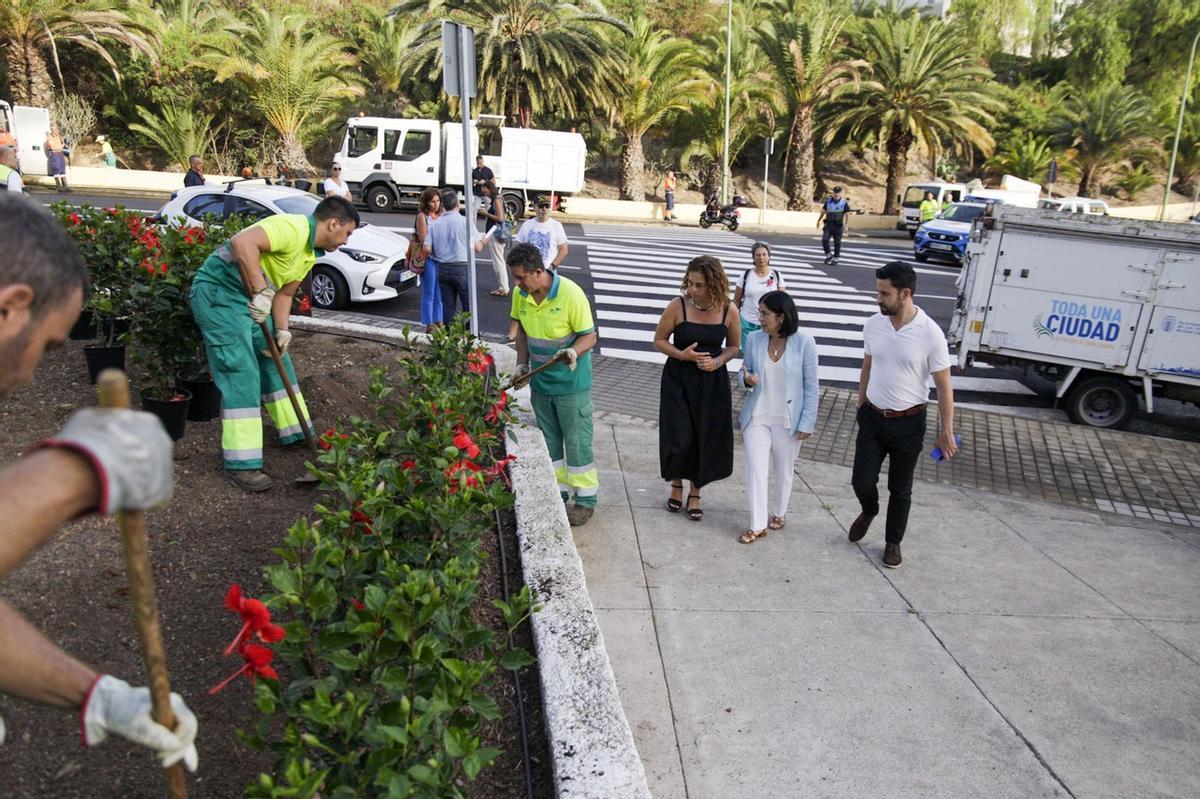 El Ayuntamiento inicia en El Batán la segunda fase del plan especial de limpieza y cuidados de zonas verdes.