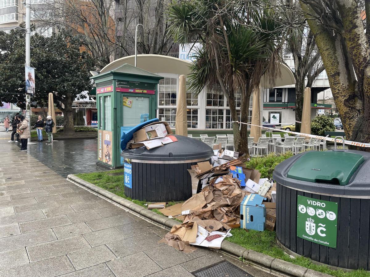 Basura A Coruña | La basura sin recoger se acumula en los contenedores ...