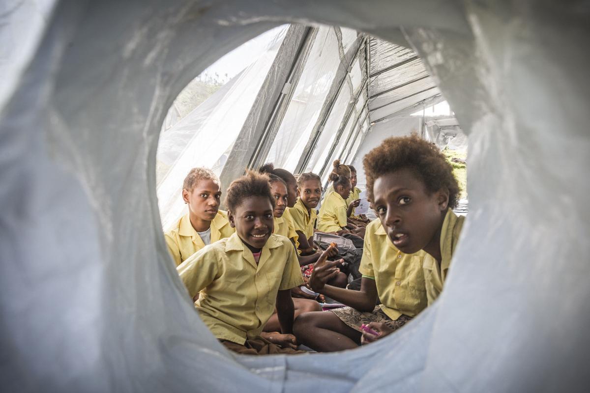  Un grupo de niños asiste a clases en un campamento de Unicef en la República de Vanuatu.