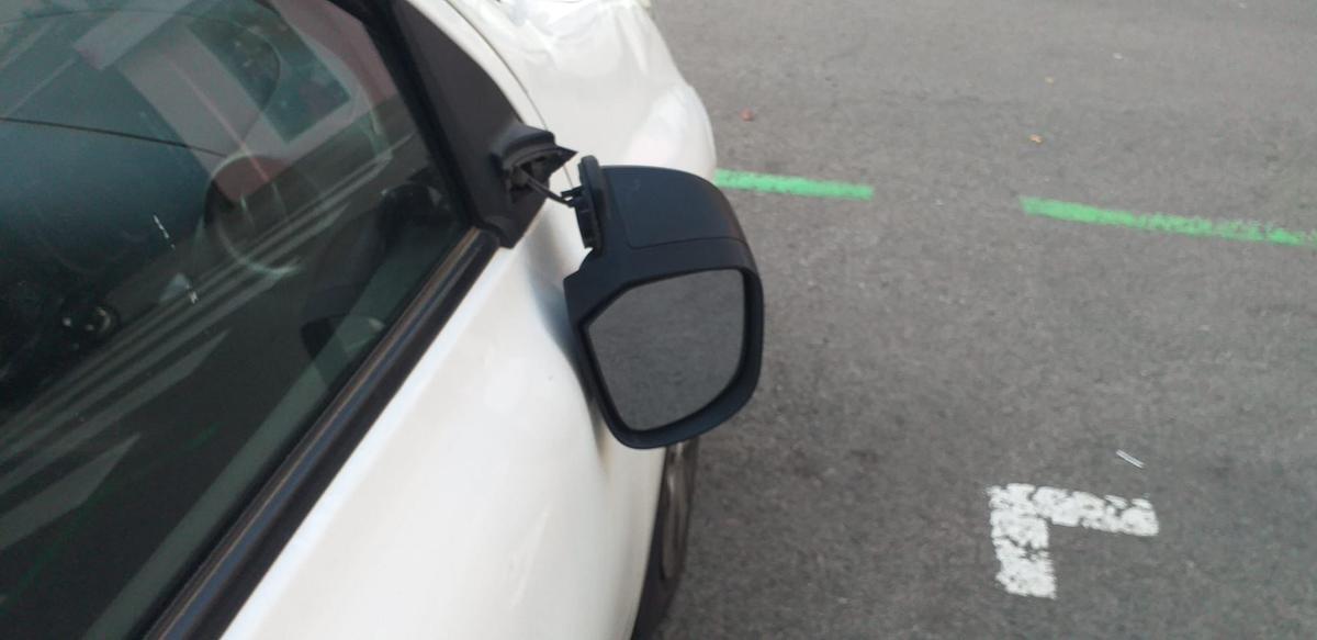 Un retrovisor roto después de una noche de alcohol en la calle