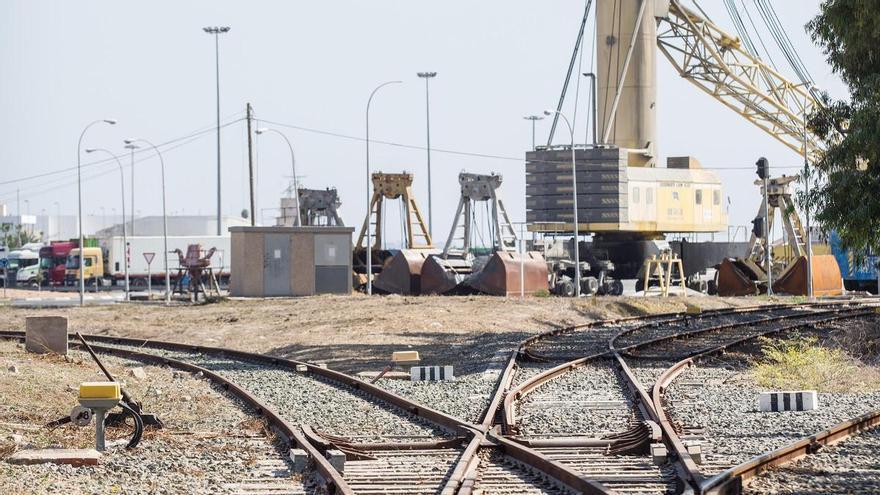 El Puerto de Alicante da el pistoletazo de salida a la electrificación de su entramado ferroviario