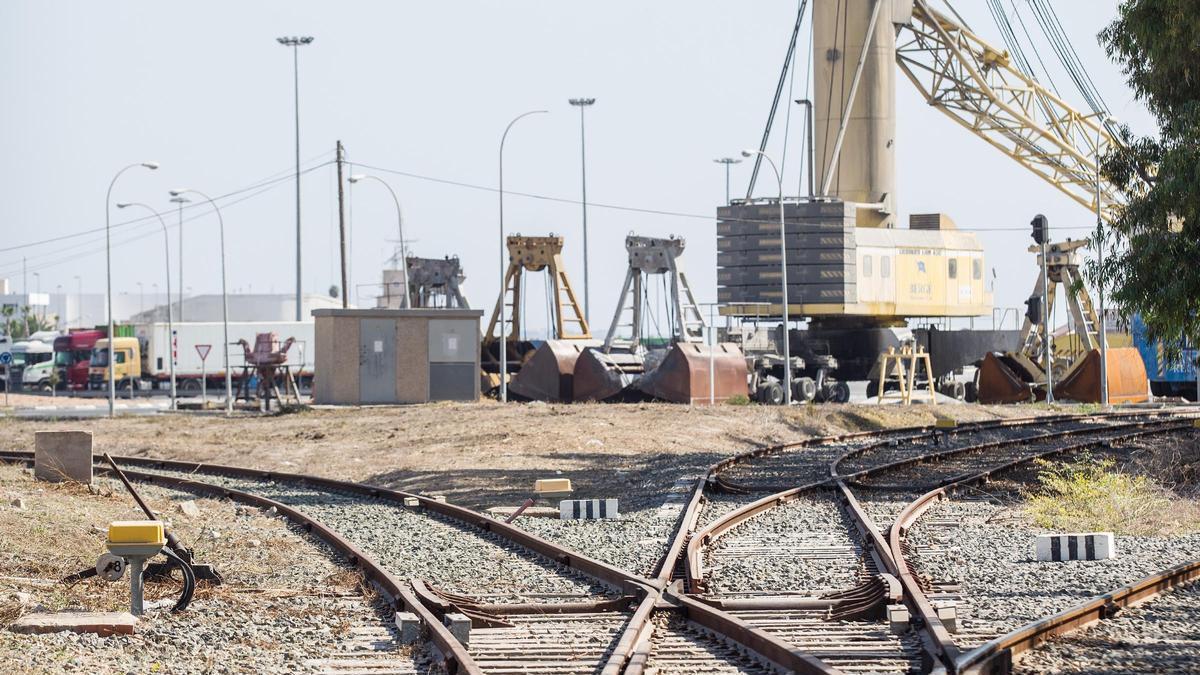 Conglomerado de vías en el interior del recinto del Puerto de Alicante.