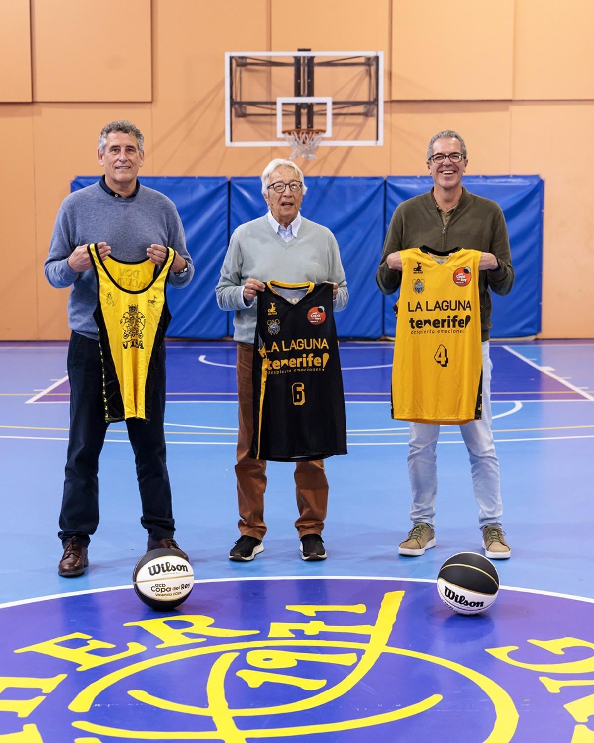 Miguel Pérez, Hernández Rizo y Juan Méndez, con el equipaje de hace 40 años y el de la próxima Copa.