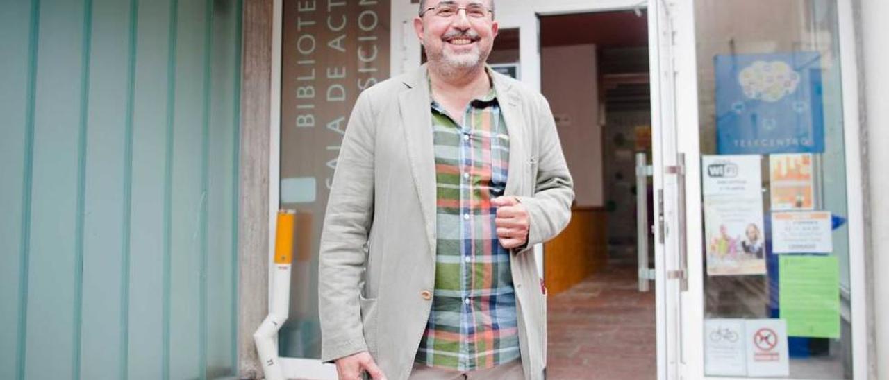 Jesús Jordá, ayer, a la puerta de la Casa de Cultura de Ribadesella.