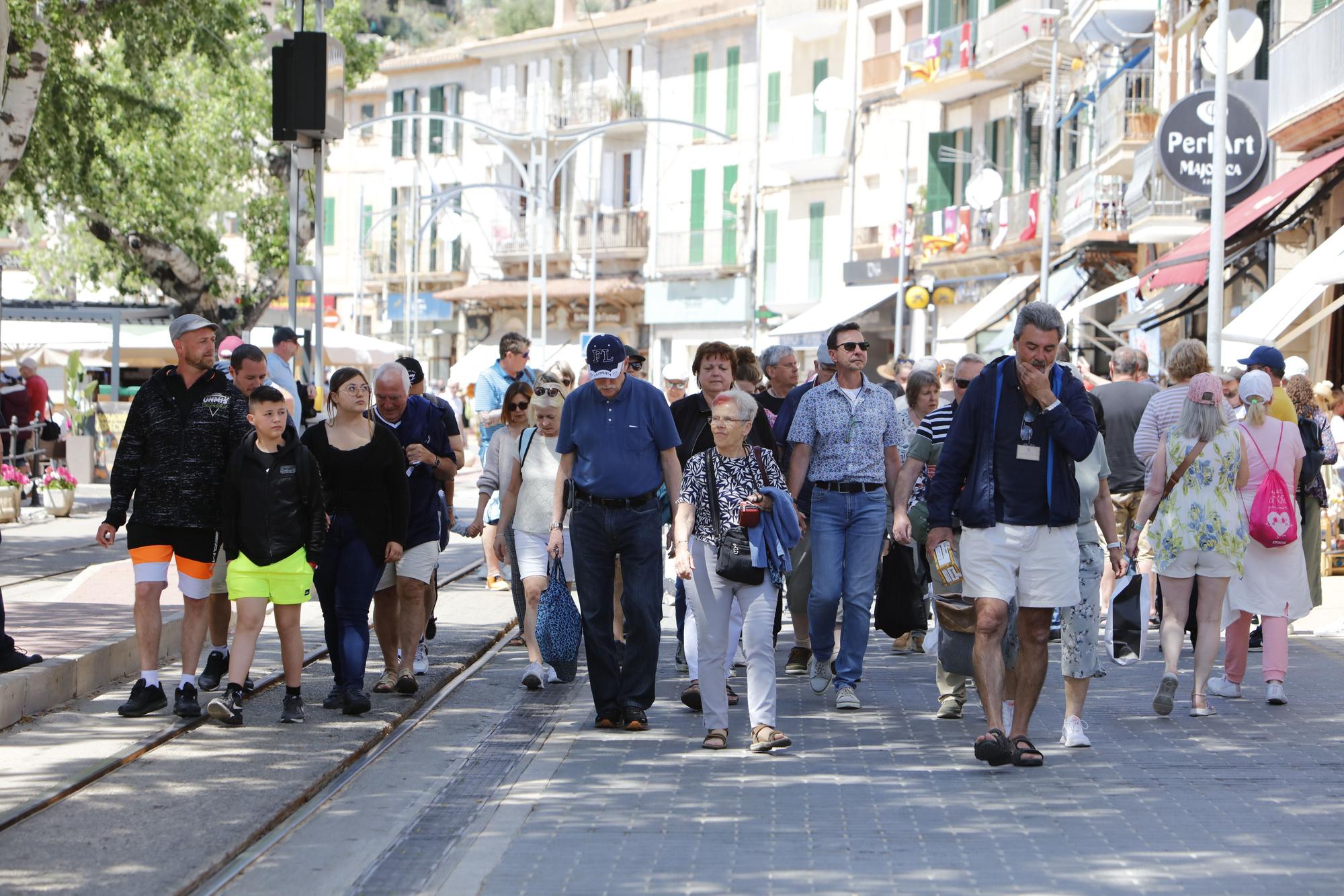 Sonne, Tram, Eis essen: So genießen die Mallorca-Urlauber die Stimmung in Port de Sóller