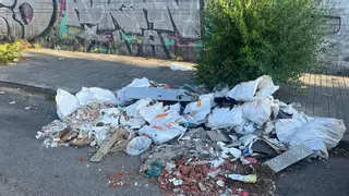 Una calle de L'Hospitalet se convierte en un vertedero ilegal de sacos con escombros de obra