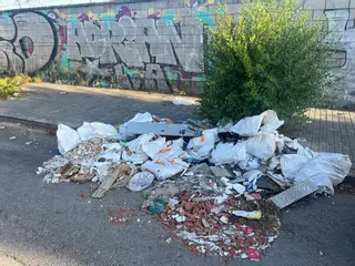 Sacos de obra amontonados en la C/Motors de L'Hospitalet de Llobregat.