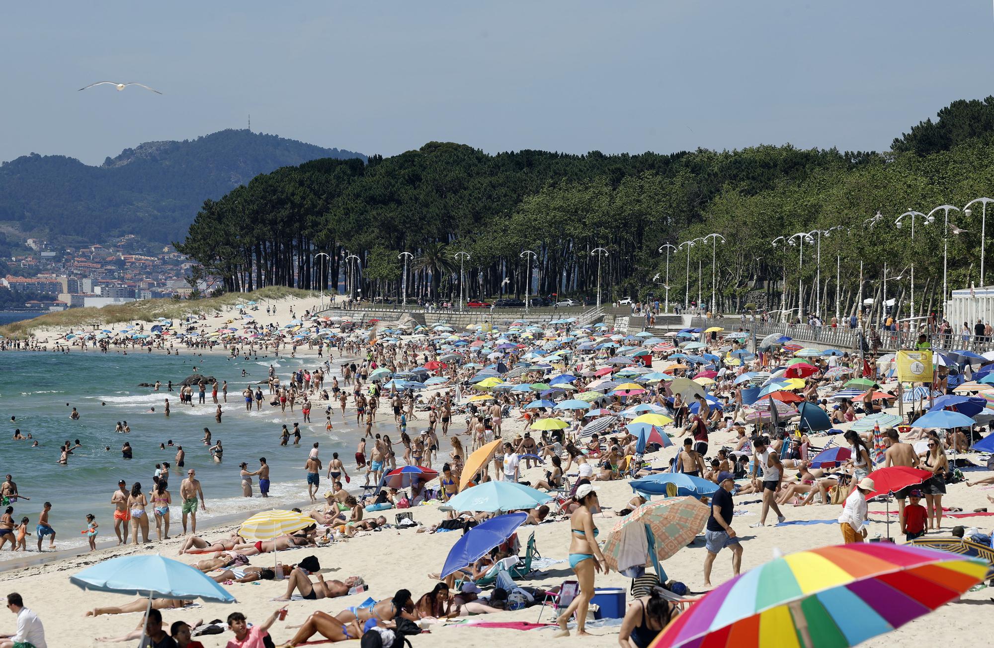 Vigo (Playa de Samil). Día de sol y calor.