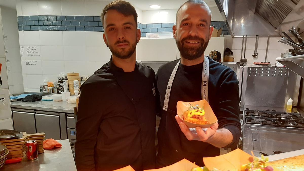 Por la izquierda, Ismael Rial y Adrián García, con las croquetas de su establecimiento