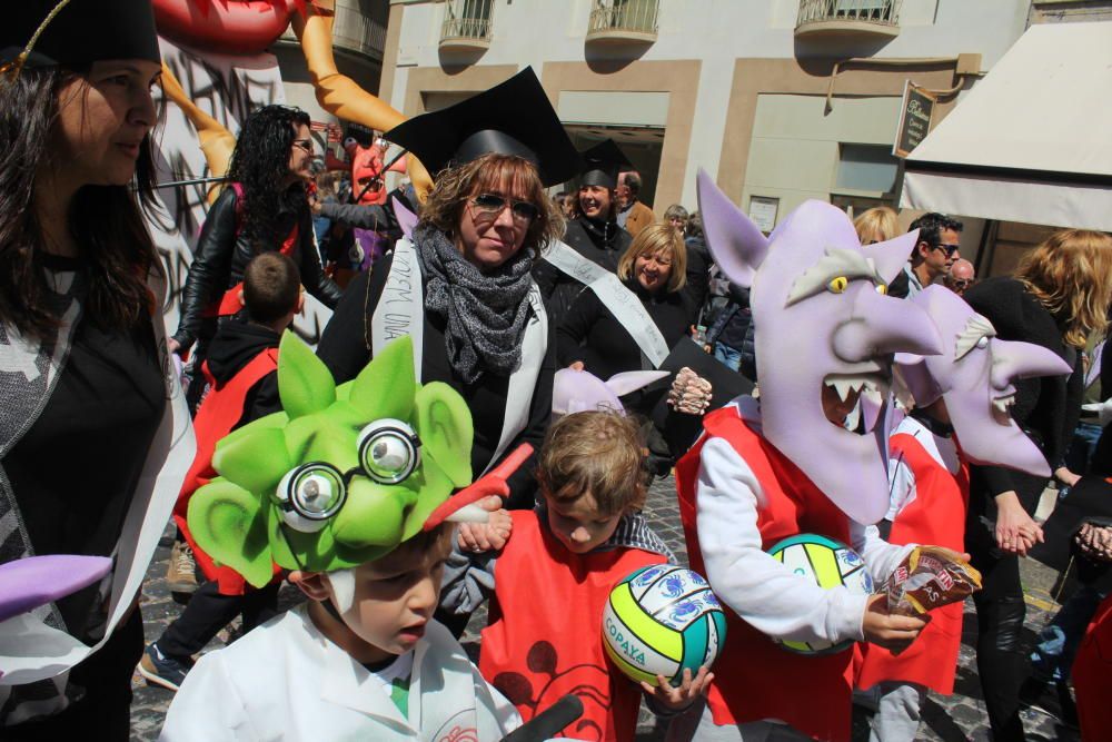 La rua escolar de la Santa Creu torna a enlluernar