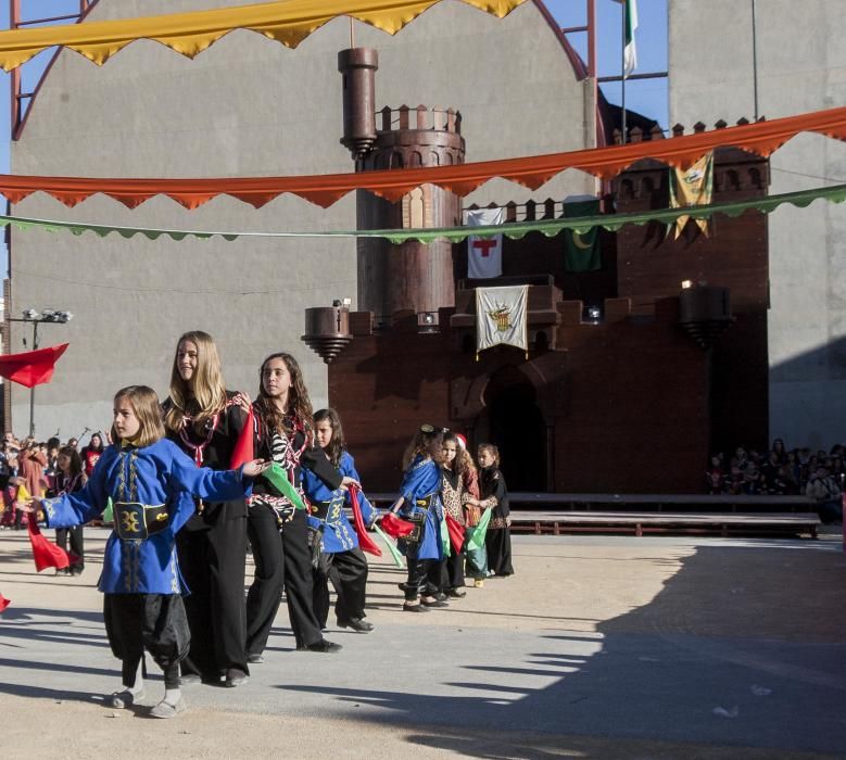 Un centenar de chavales, integrantes de las comparsas de San Vicente, celebran por segundo año la Embajada Infantil a las puertas del Castillo.