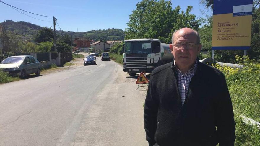 Francisco Alonso, en la zona donde quieren que se construyan las aceras en La Mata (Grado).