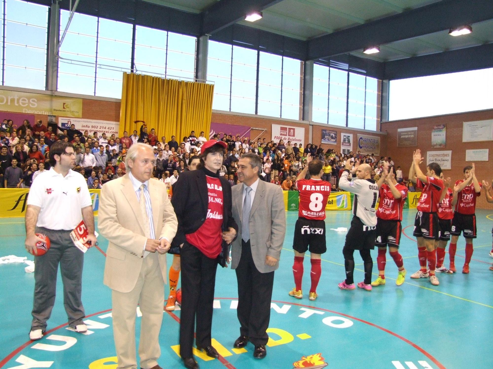 Camilo Sesto en el saque de honor en la presentación del Himno del Deporte de Bujalance.