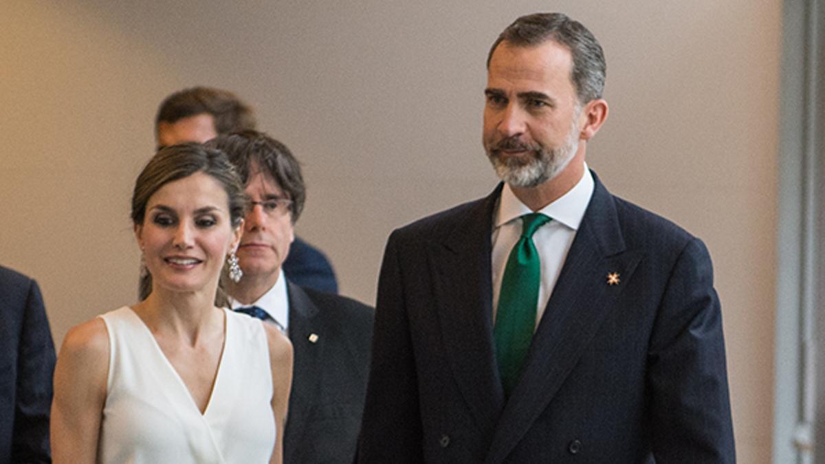 Letizia Ortiz apuesta por el blanco con un minimalista 'jumpsuit'