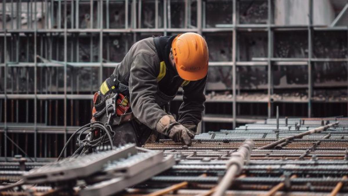 Un ferrallista trabaja en la construcción de un edifico de viviendas en el Archipiélago.