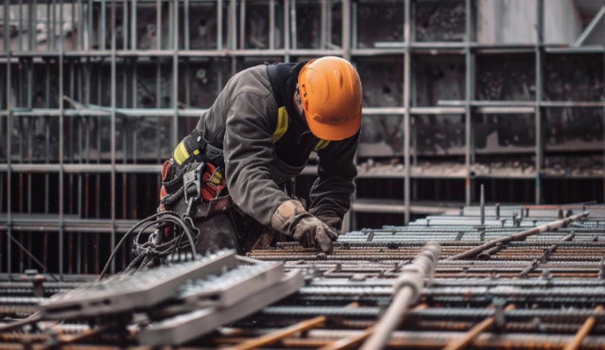 Un ferrallista trabaja en la construcción de un edifico de viviendas en el Archipiélago.