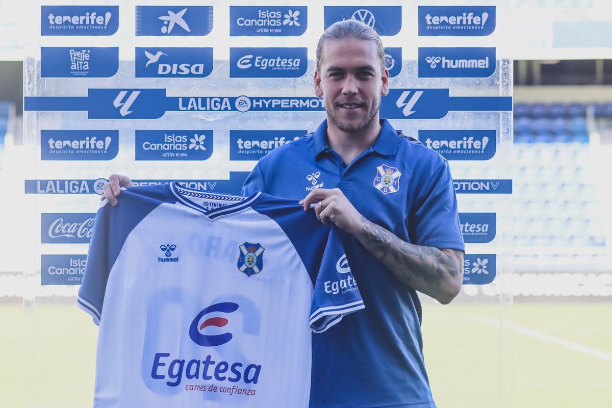 Álvaro Jiménez sostiene la camiseta del CD Tenerife el día de su presentación