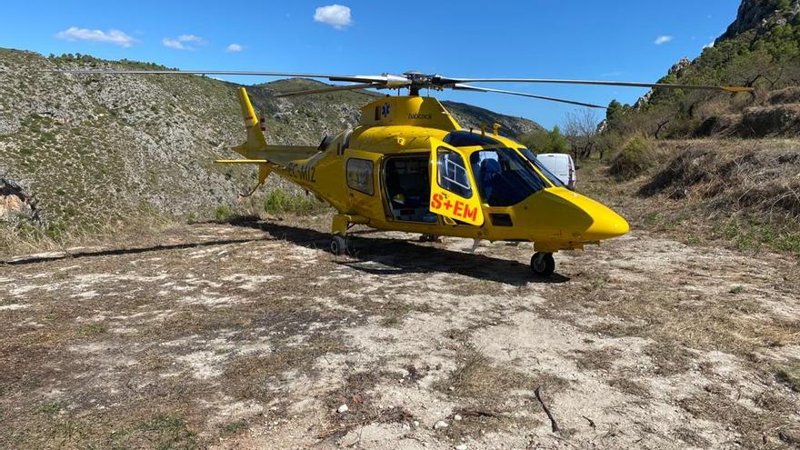 Traslado en helicóperto del herido en el vuelco de un tractor en Planes.