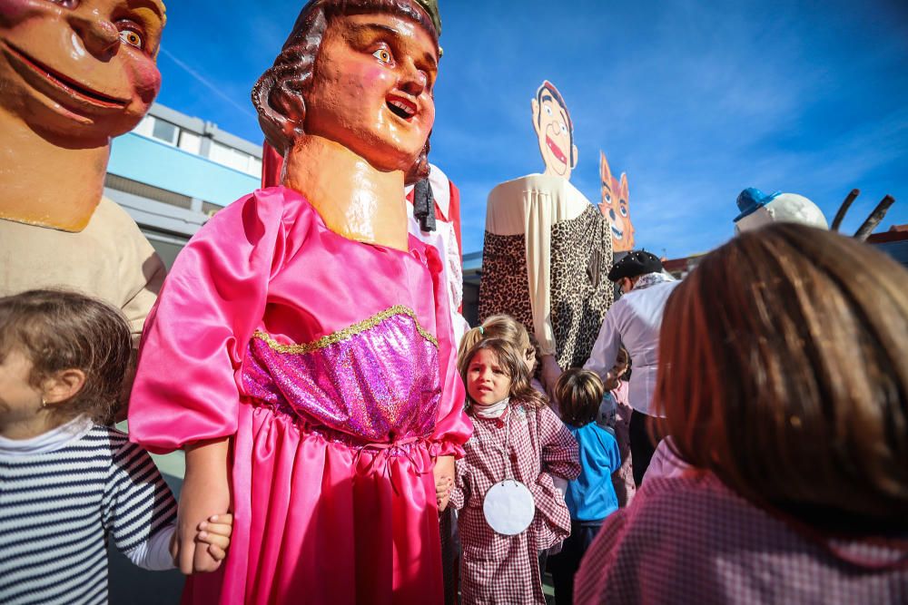 Los profesores recrean la tradición del pasacalles de La Charamita en el patio del Colegio Público Cuba durante las fiestas patronales