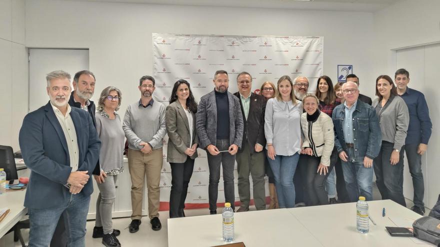 Juanma Badenas posa con los representantes de los colegios profesionales de València.