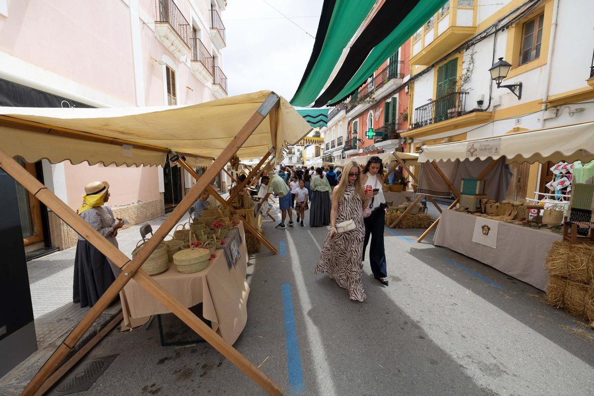 La lluvia ensombrece el primer día de la Feria Ibiza Medieval