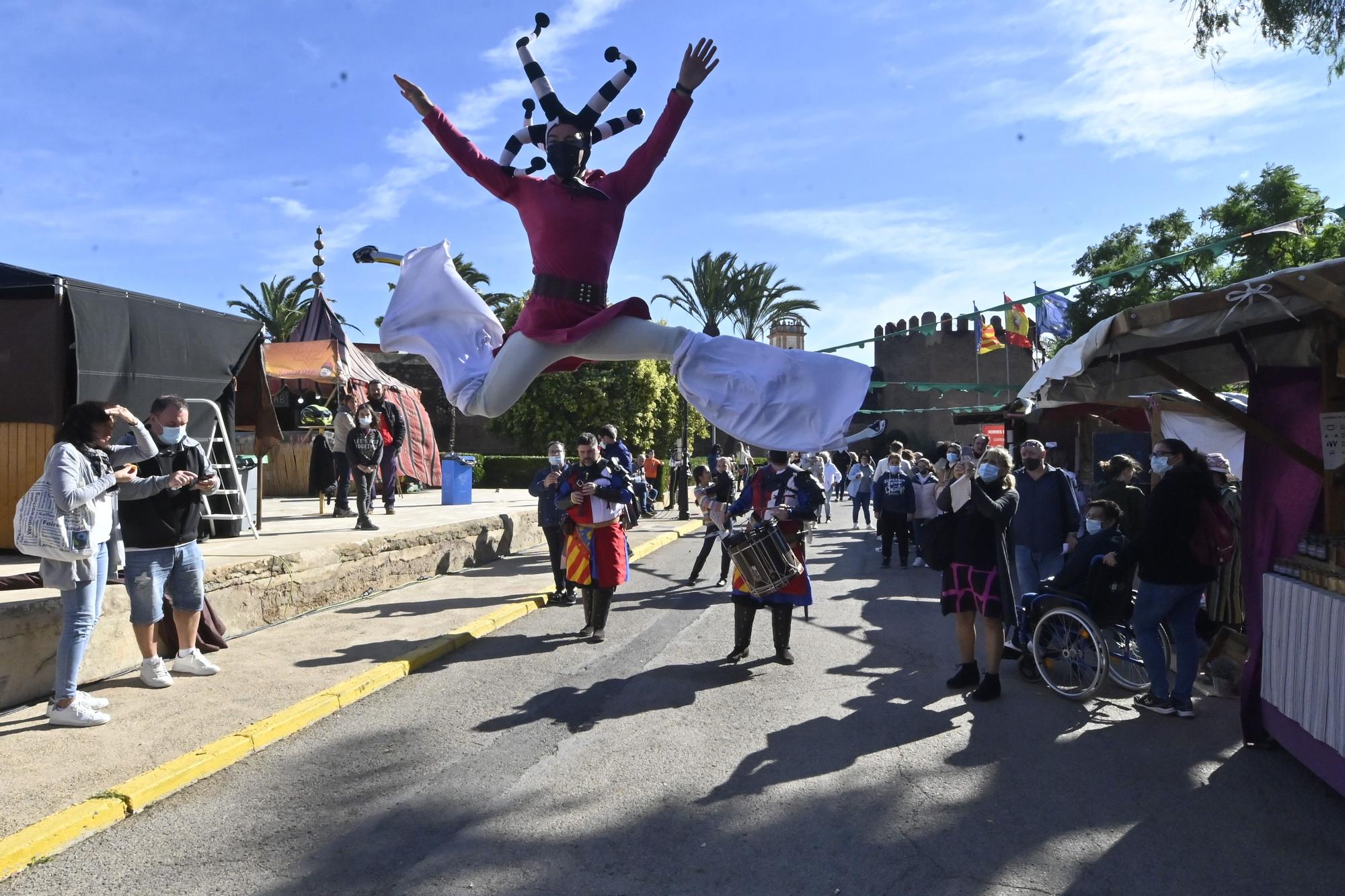 Las 40 imágenes que definen la primera feria medieval de Mascarell poscovid