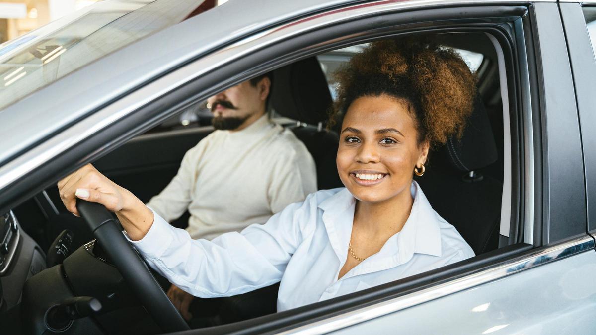 Una mujer conduce un coche.