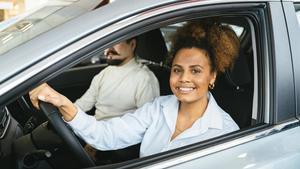 Una mujer conduce un coche.
