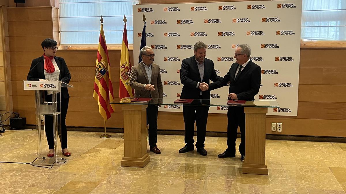 Firma del convenio de colaboración del Departamento de Vertebración del Territorio y los Colegios de Arquitectos y Aparejadores de Aragón.