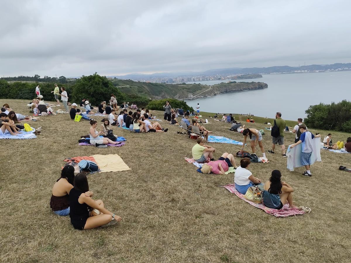 Gijón vive el eclipse entre reencuentros y la ilusión de “sentir” el fenómeno