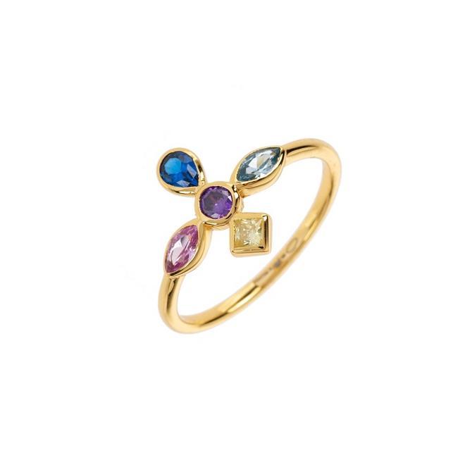 Anillo bañado en oro con cruz de circonitas de colores, de la colección María Pombo x Agatha