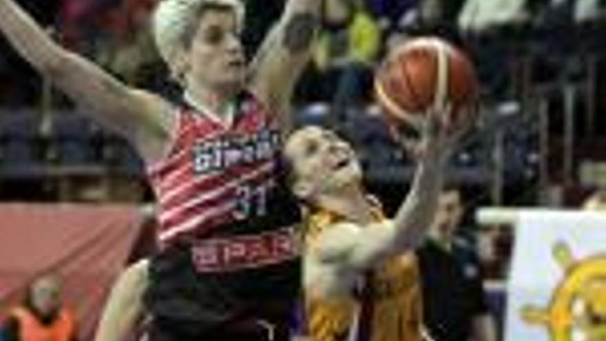 Colhado intenta evitar el bàsquet d&#039;Allie Quigley, màxima anotadora del partit, amb 24 punts.