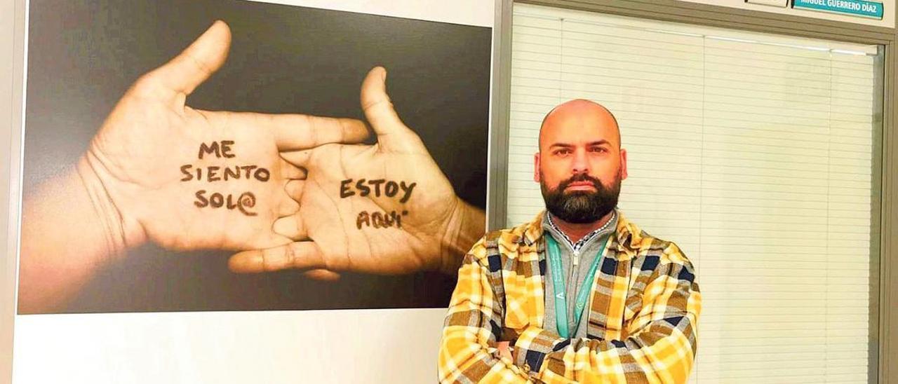 Miguel Guerrero, en la entrada de su consulta en el Hospital Costa del Sol.