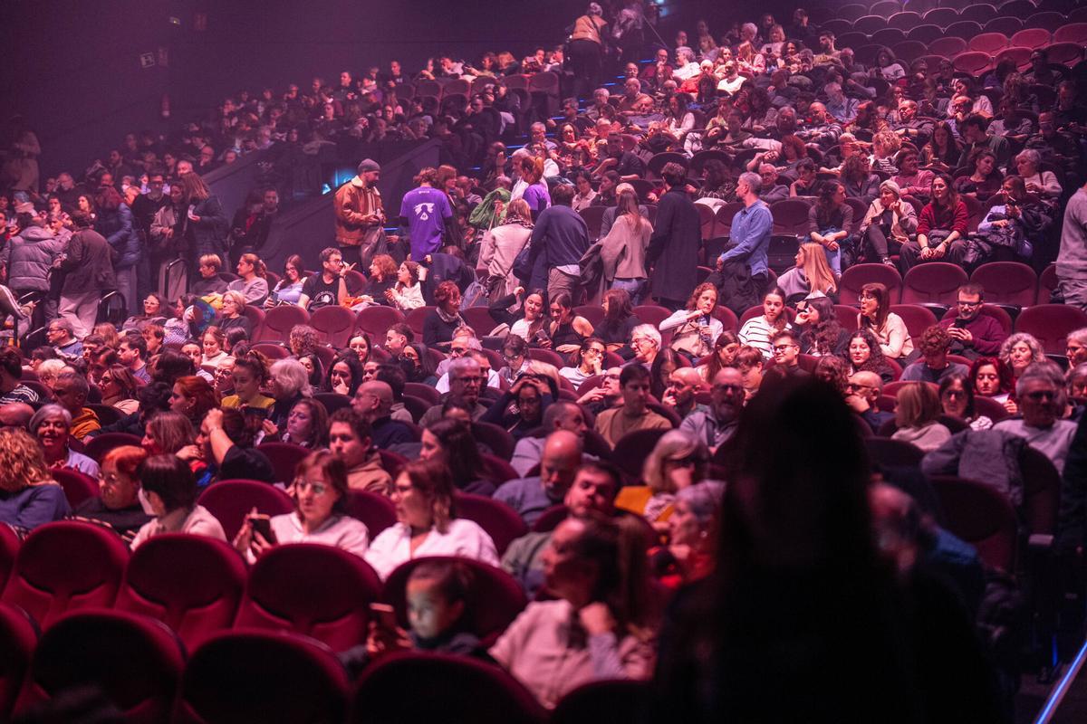 Sesión de Germans de Sang en el Teatro Condal, para los suscriptores y lectores de El Periódico, Diari de Girona, Regió 7 y del semanario Empordà.