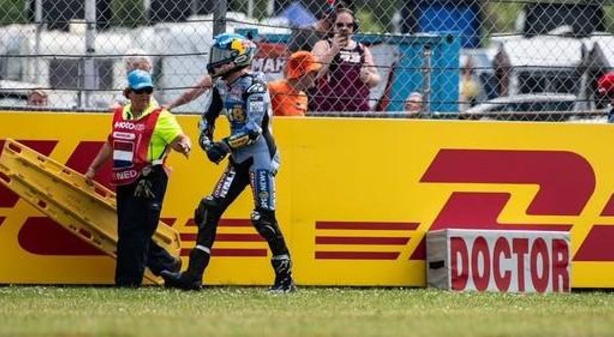 Àlex Márquez, tras su caída, ya se sujetaba la mano izquierda, dañada.