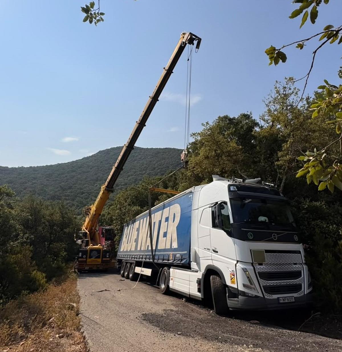 La grua del Grup Padrosa treballant en el lloc dels fets